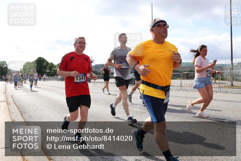 29.06.2025 - hella hamburg halbmarathon Lena Gebhardt http://msf.ph/oto/8414020 29.06.2025 10:04:51 Lombardsbrücke 1347, 2125, 1126, 1213, 1316, 1347, 1377, 1559, 1674, 2011, 2424, 2463, 2628, 2698, 2852, 3071, 3413, 3994, 4146, 4293, 4394, 4538, 4951, 5869, 6311, 6907, 6908, 7302, 8049, 8089, 9019, 9489, 10100, 10213, 10709, 10834, 10962, 11088, 11551, 11595, 12125, 12924, 13242, 13327, 13533, 13625, 15532, 16128, 16134, 16145, 16357, 16579, 16753, 16989, 16995, 17112, 17113, 17434, 17814, 17818, 18189 meine-sportfotos.de
