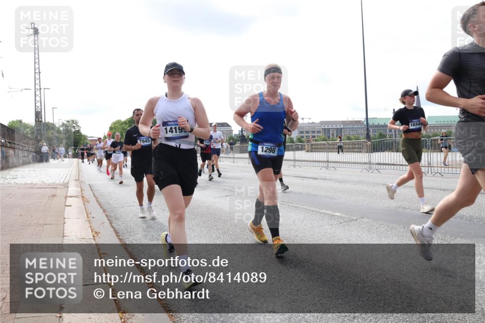 29.06.2025 - hella hamburg halbmarathon Lena Gebhardt http://msf.ph/oto/8414089 29.06.2025 10:17:24 Lombardsbrücke 7945, 14199, 1298, 18344, 1015, 1083, 1137, 1204, 1298, 1331, 1348, 1356, 1477, 1553, 1795, 2225, 2259, 2305, 2548, 2860, 2908, 3210, 3464, 3466, 3622, 3802, 3803, 4194, 4218, 4852, 5002, 5023, 5390, 5929, 5930, 5995, 6126, 6128, 6254, 6336, 6352, 6520, 6522, 6786, 7011, 7114, 7115, 7257, 7258, 7291, 7345, 7376, 7410, 7413, 7445, 7566, 7647, 7844, 7928, 7945, 8210, 8253, 8263, 8309, 8351, 8433, 8513, 8558, 8895, 8983, 9152, 9259, 9848 meine-sportfotos.de