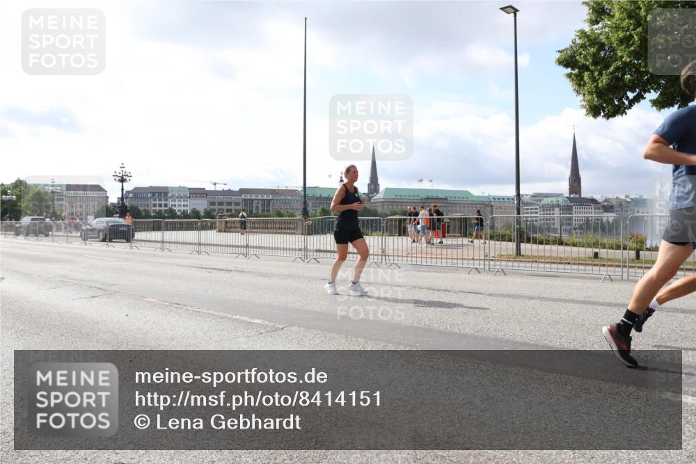 29.06.2025 - hella hamburg halbmarathon Lena Gebhardt http://msf.ph/oto/8414151 29.06.2025 10:04:52 Lombardsbrücke 1126, 1213, 1316, 1347, 1377, 1559, 1674, 2011, 2424, 2463, 2628, 2698, 2852, 3071, 3413, 3994, 4146, 4293, 4394, 4538, 4951, 5869, 6311, 6907, 6908, 7302, 7826, 8049, 8089, 8999, 9007, 9019, 9489, 10100, 10213, 10709, 10834, 10962, 11088, 11551, 11595, 12125, 12924, 13242, 13327, 13533, 13625, 13717, 15532, 16128, 16134, 16145, 16357, 16579, 16753, 16989, 16995, 17112, 17113, 17434, 17707, 17814, 17818, 18189 meine-sportfotos.de