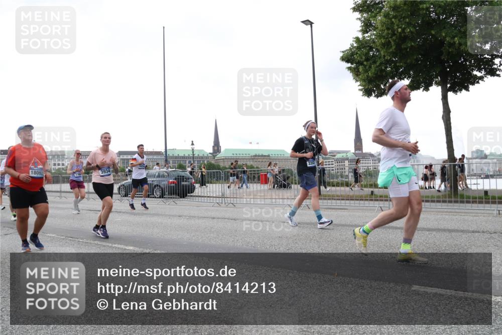 29.06.2025 - hella hamburg halbmarathon Lena Gebhardt http://msf.ph/oto/8414213 29.06.2025 10:51:23 Lombardsbrücke 18092, 3934, 2202, 1203, 1208, 1404, 1478, 1617, 1997, 2202, 2308, 2358, 2380, 2484, 2485, 2593, 2736, 2778, 2859, 3934, 4156, 4652, 4713, 4748, 4808, 4878, 4920, 5286, 5289, 5291, 5357, 5394, 5530, 5716, 5717, 6007, 6091, 6885, 6945, 6954, 6961, 7012, 7141, 7769, 7770, 7771, 7825, 7841, 7871, 7992, 8040, 8125, 8399, 8410, 8672, 9166, 9167, 9340, 9462, 9582, 9583, 9763, 10496, 10552, 11034, 11052, 11252, 11268, 11575 meine-sportfotos.de