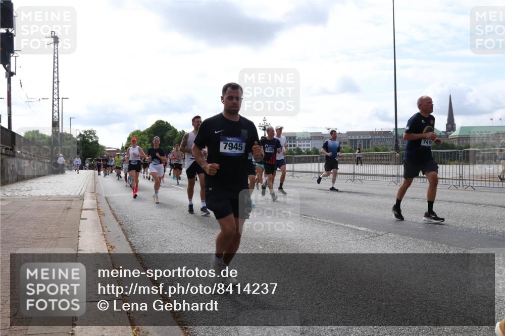 29.06.2025 - hella hamburg halbmarathon Lena Gebhardt http://msf.ph/oto/8414237 29.06.2025 10:17:25 Lombardsbrücke 8895, 17927, 7945, 8309, 7410, 1015, 1083, 1137, 1204, 1274, 1298, 1331, 1348, 1356, 1458, 1477, 1553, 1795, 2225, 2259, 2305, 2548, 2860, 2908, 3210, 3464, 3466, 3622, 3802, 3803, 4194, 4218, 4852, 5002, 5023, 5390, 5929, 5930, 5995, 6126, 6128, 6254, 6336, 6352, 6520, 6522, 6786, 7011, 7114, 7115, 7257, 7258, 7291, 7345, 7376, 7410, 7413, 7445, 7566, 7647, 7844, 7928, 7945, 8144, 8210, 8253, 8263, 8309, 8351, 8433, 8513, 8558, 8895, 8983, 9152, 9259, 9848 meine-sportfotos.de