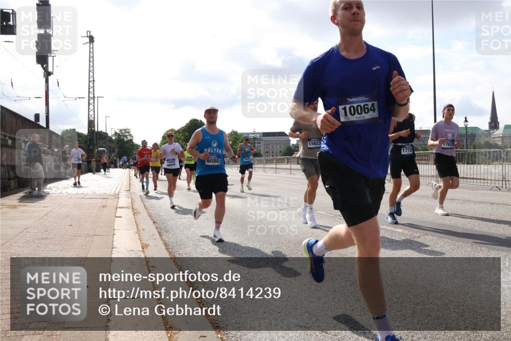 29.06.2025 - hella hamburg halbmarathon Lena Gebhardt http://msf.ph/oto/8414239 29.06.2025 09:50:43 Lombardsbrücke 15623, 15421, 6080, 10064, 17623, 17726, 1209, 1358, 1441, 1677, 1688, 1697, 1700, 1882, 2546, 2568, 2675, 2719, 2826, 3056, 3626, 3947, 4205, 4229, 4380, 4398, 4823, 4893, 5026, 5436, 5472, 5506, 5508, 5745, 5752, 5791, 5803, 5916, 6080, 6429, 6458, 6529, 6639, 6649, 6686, 6687, 7026, 7110, 7635, 8091, 8450, 8574, 8958, 9017, 9116, 9365, 9380, 10064, 10218, 10783, 10922, 11281, 11284, 11305, 11379, 11767, 12292, 13725 meine-sportfotos.de