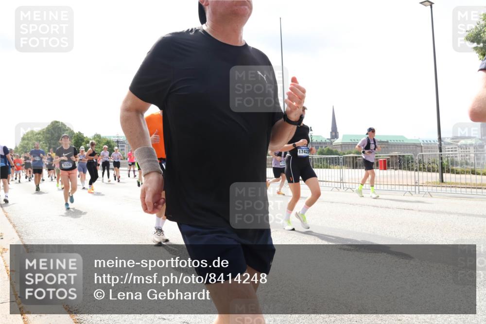 29.06.2025 - hella hamburg halbmarathon Lena Gebhardt http://msf.ph/oto/8414248 29.06.2025 10:42:07 Lombardsbrücke 3326, 17423, 1039, 1150, 1360, 1624, 1648, 1712, 1752, 1929, 2145, 2523, 2974, 3276, 3326, 3459, 3460, 3568, 3605, 4329, 4353, 4541, 4735, 4736, 4787, 4885, 4891, 4892, 5419, 5432, 5671, 5810, 6136, 6137, 6153, 6320, 6430, 6436, 6450, 6618, 6828, 6837, 6846, 6917, 7260, 7357, 7477, 7557, 7666, 7955, 7968, 8004, 8014, 8300, 8301, 8443, 8459, 8712, 8897, 8908, 9008, 9223, 9370, 9467, 9588, 10027, 10532, 10623 meine-sportfotos.de
