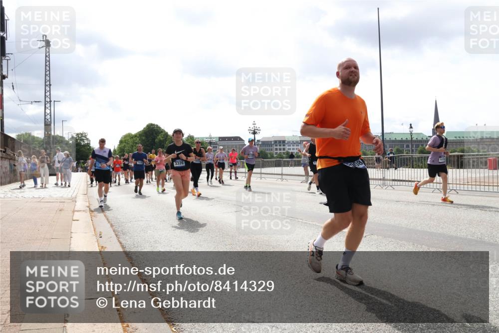 29.06.2025 - hella hamburg halbmarathon Lena Gebhardt http://msf.ph/oto/8414329 29.06.2025 10:42:08 Lombardsbrücke 3326, 1415, 1039, 1150, 1360, 1624, 1648, 1712, 1752, 1929, 1957, 2145, 2523, 2974, 3276, 3326, 3459, 3460, 3568, 3605, 4329, 4353, 4541, 4735, 4736, 4787, 4885, 4891, 4892, 5419, 5432, 5671, 5810, 6136, 6137, 6153, 6320, 6430, 6436, 6450, 6618, 6828, 6837, 6846, 6917, 7260, 7357, 7477, 7557, 7666, 7955, 7968, 8014, 8300, 8301, 8443, 8459, 8712, 8897, 8908, 9008, 9223, 9370, 9467, 9588, 10027, 10532, 10623 meine-sportfotos.de