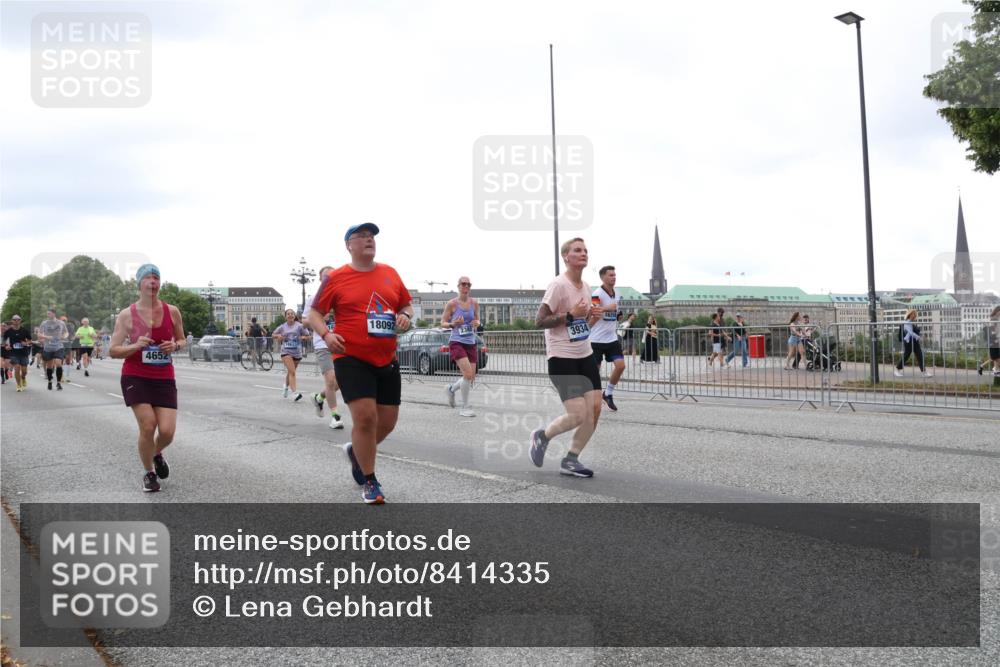 29.06.2025 - hella hamburg halbmarathon Lena Gebhardt http://msf.ph/oto/8414335 29.06.2025 10:51:24 Lombardsbrücke 4652, 18092, 3934, 1203, 1208, 1404, 1478, 1617, 1997, 2202, 2308, 2358, 2380, 2484, 2485, 2593, 2736, 2778, 2859, 3240, 3934, 4156, 4652, 4713, 4748, 4808, 4878, 4920, 5286, 5289, 5291, 5357, 5394, 5530, 5716, 5717, 6007, 6091, 6885, 6945, 6954, 6961, 7012, 7769, 7770, 7771, 7825, 7841, 7871, 7992, 8040, 8125, 8399, 8410, 8672, 9166, 9167, 9340, 9462, 9582, 9583, 9763, 10496, 10552, 11034, 11052, 11252, 11268, 11575, 11875 meine-sportfotos.de