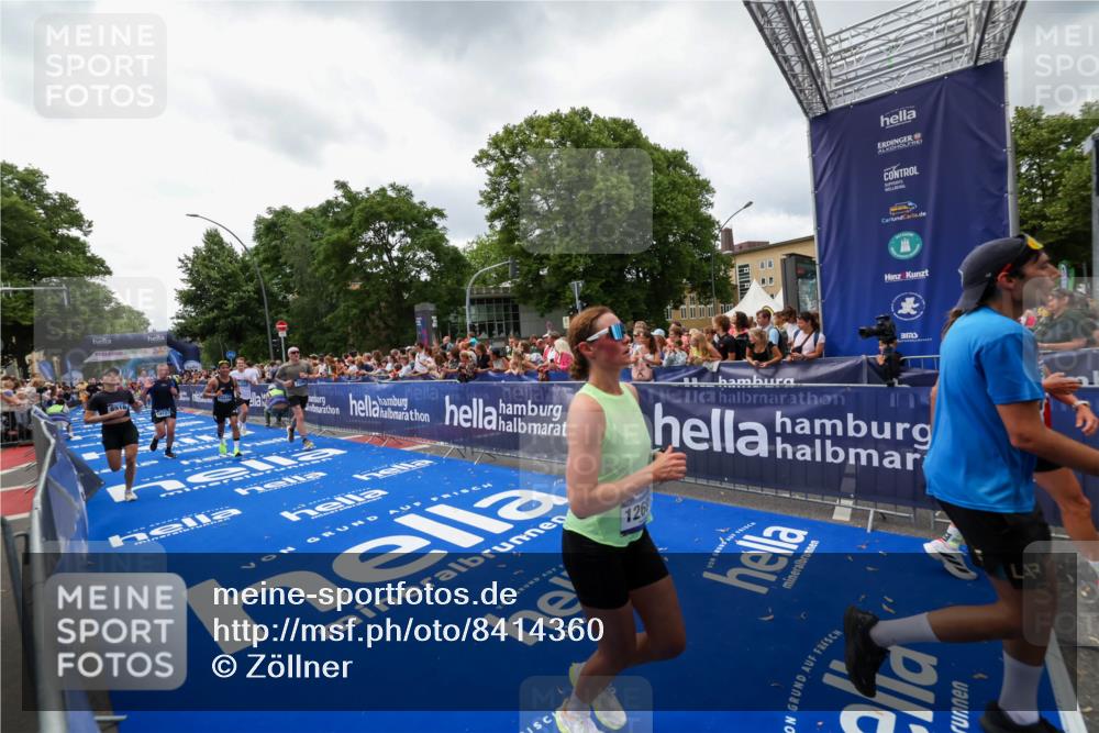 29.06.2025 - hella hamburg halbmarathon Zöllner http://msf.ph/oto/8414360 29.06.2025 10:48:20 Ziel 7367, 7599, 8916, 9770, 11211, 11467, 12685, 14797, 14814, 15590, 15629, 15735, 15981, 17982, 18963, 19127 meine-sportfotos.de