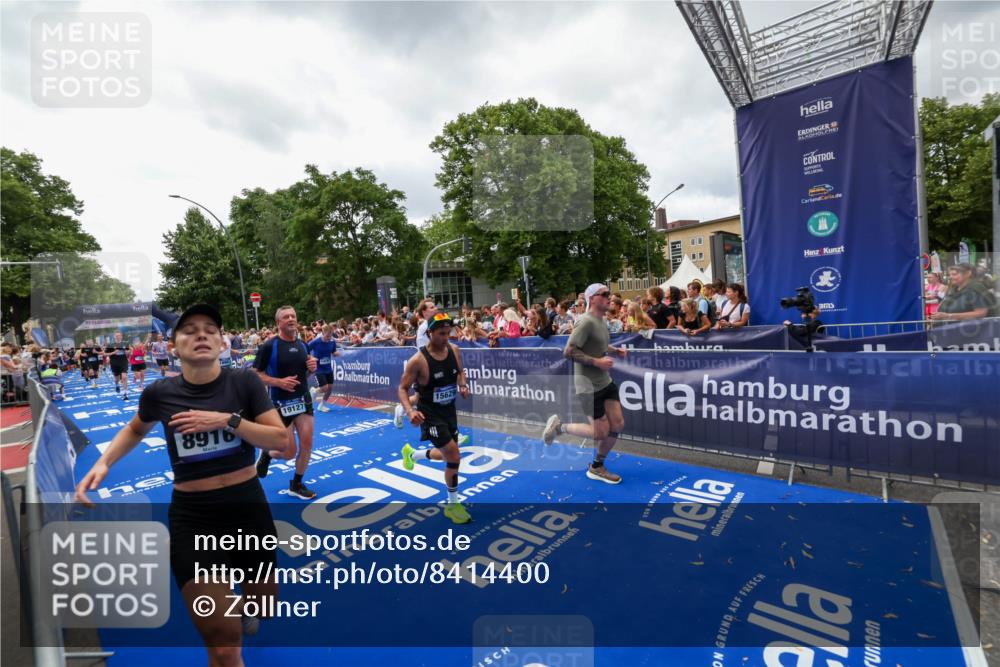 29.06.2025 - hella hamburg halbmarathon Zöllner http://msf.ph/oto/8414400 29.06.2025 10:48:22 Ziel 1537, 5129, 5528, 6923, 7367, 7599, 8216, 8916, 9770, 11211, 11467, 14797, 15629, 15735, 17745, 17982, 18963, 19127 meine-sportfotos.de
