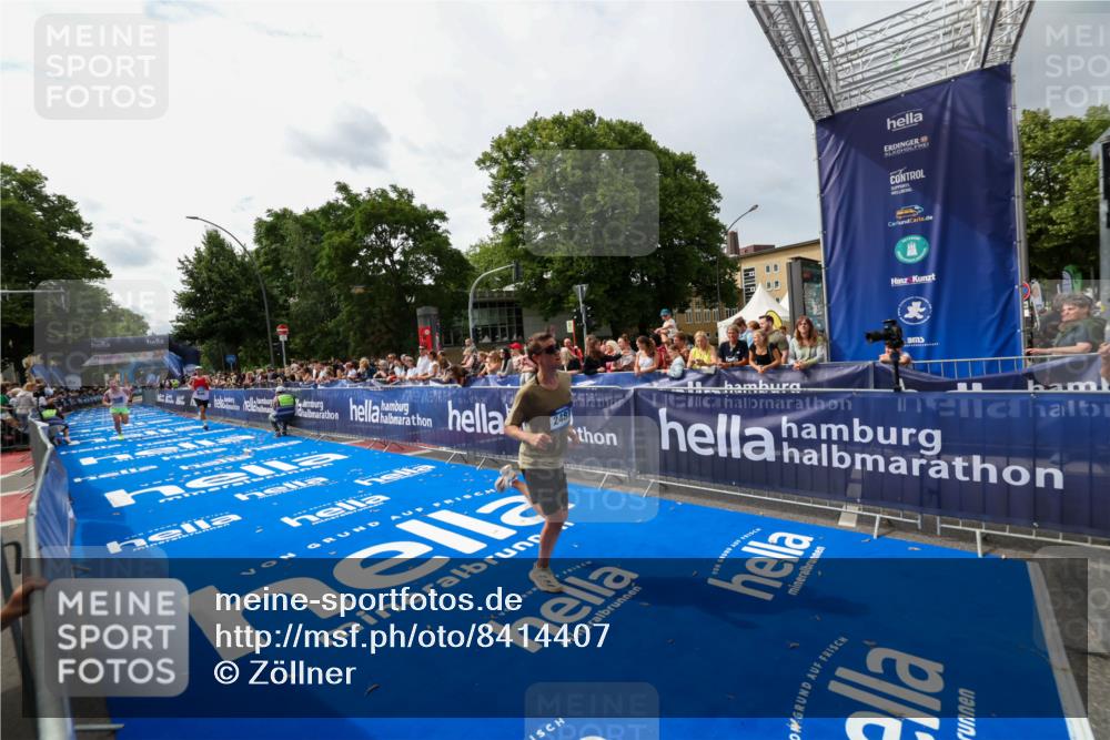 29.06.2025 - hella hamburg halbmarathon Zöllner http://msf.ph/oto/8414407 29.06.2025 10:25:08 Ziel 2483, 11078, 15483 meine-sportfotos.de