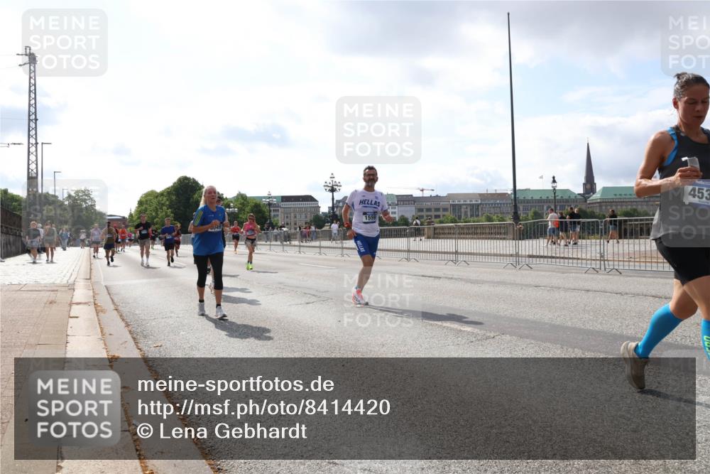 29.06.2025 - hella hamburg halbmarathon Lena Gebhardt http://msf.ph/oto/8414420 29.06.2025 10:04:56 Lombardsbrücke 1559, 453, 1126, 1213, 1316, 1347, 1377, 1559, 2011, 2424, 2463, 2628, 2698, 2852, 3071, 3413, 3994, 4146, 4293, 4394, 4538, 4951, 5869, 6311, 6907, 6908, 7302, 7826, 8049, 8089, 8999, 9007, 9019, 10100, 10709, 10834, 11088, 11551, 11595, 12125, 12924, 13242, 13327, 13533, 13625, 13717, 14203, 15532, 16128, 16134, 16145, 16357, 16579, 16995, 17112, 17113, 17434, 17707, 17814, 17818, 18189 meine-sportfotos.de