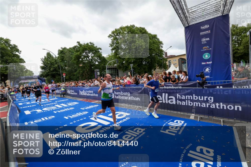 29.06.2025 - hella hamburg halbmarathon Zöllner http://msf.ph/oto/8414440 29.06.2025 10:48:23 Ziel 1537, 5129, 5528, 6923, 7367, 7599, 8216, 9770, 11211, 11467, 14797, 15629, 15735, 17745, 17982, 18963, 19127 meine-sportfotos.de