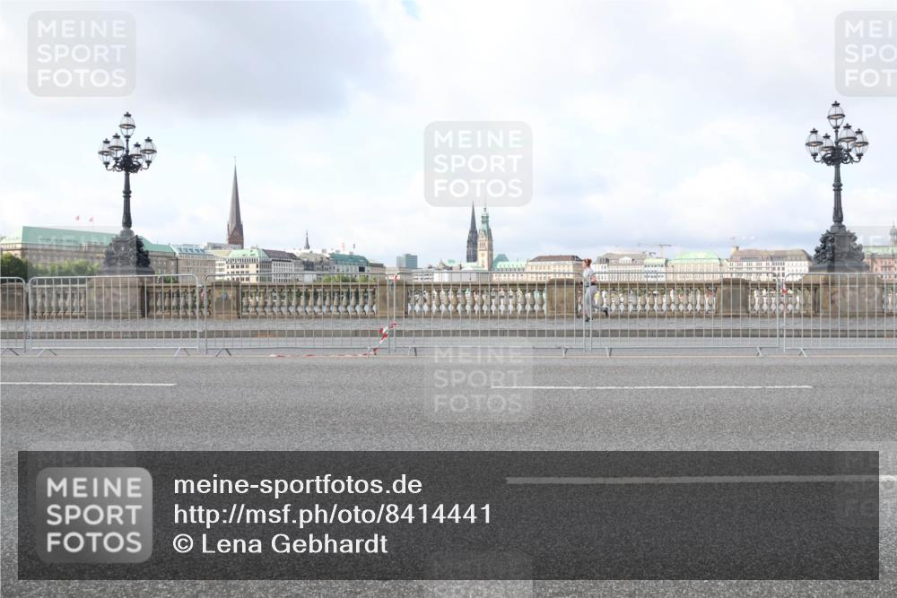 29.06.2025 - hella hamburg halbmarathon Lena Gebhardt http://msf.ph/oto/8414441 29.06.2025 08:55:56 Lombardsbrücke  meine-sportfotos.de