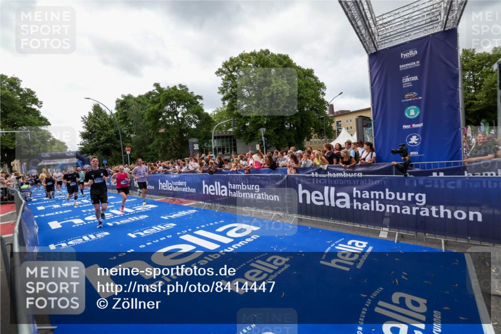 29.06.2025 - hella hamburg halbmarathon Zöllner http://msf.ph/oto/8414447 29.06.2025 10:48:25 Ziel 1537, 3747, 5129, 5362, 5528, 6081, 6923, 7367, 8216, 9262, 9770, 11467, 12549, 15735, 17745, 17982, 18790, 18923, 18963 meine-sportfotos.de