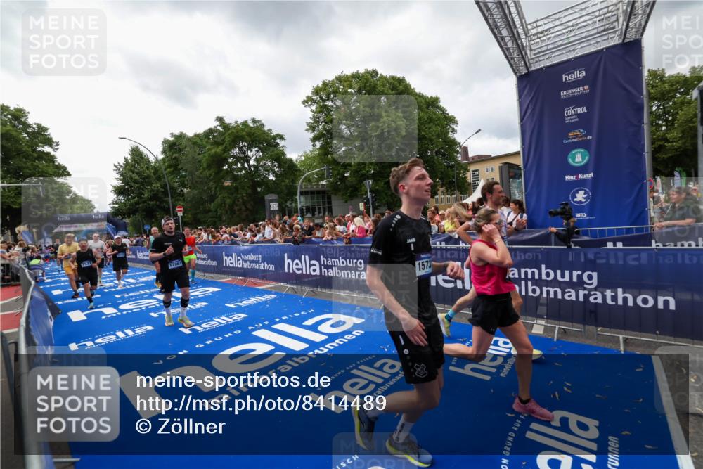 29.06.2025 - hella hamburg halbmarathon Zöllner http://msf.ph/oto/8414489 29.06.2025 10:48:27 Ziel 1537, 3747, 5129, 5362, 5528, 6081, 6923, 7367, 8216, 9262, 9770, 11451, 11467, 12549, 12840, 14990, 15735, 17745, 17855, 17982, 18790, 18923 meine-sportfotos.de