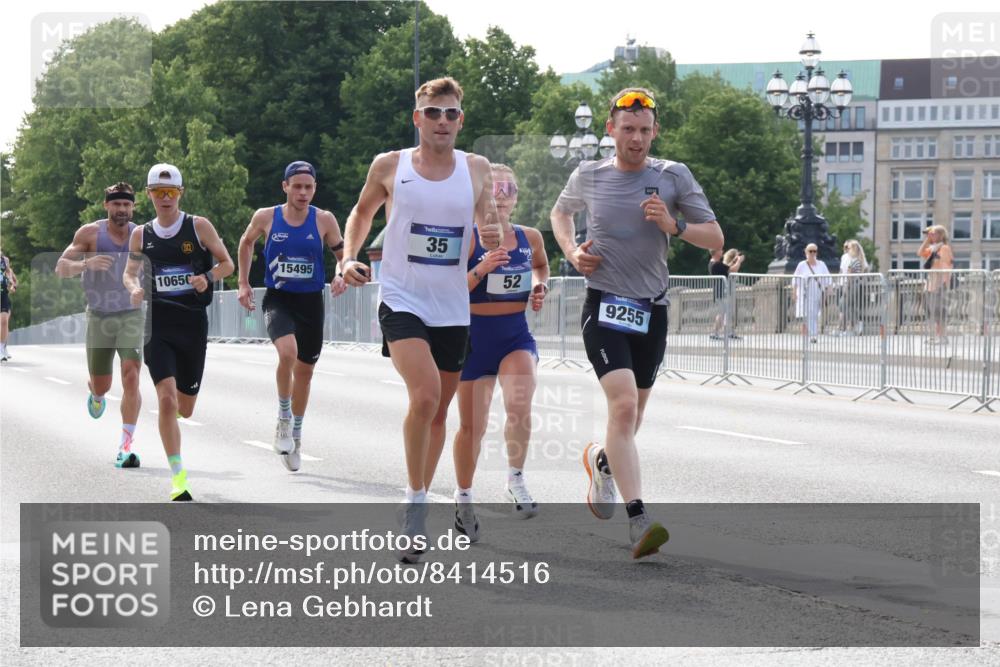 29.06.2025 - hella hamburg halbmarathon Lena Gebhardt http://msf.ph/oto/8414516 29.06.2025 09:40:04 Lombardsbrücke 1065, 15495, 35, 52, 9255, 35, 51, 52, 53, 2144, 2659, 3720, 6380, 9255, 10650, 11342, 11678, 14717, 14933, 15495, 16120, 17402, 18848, 19075, 19108 meine-sportfotos.de