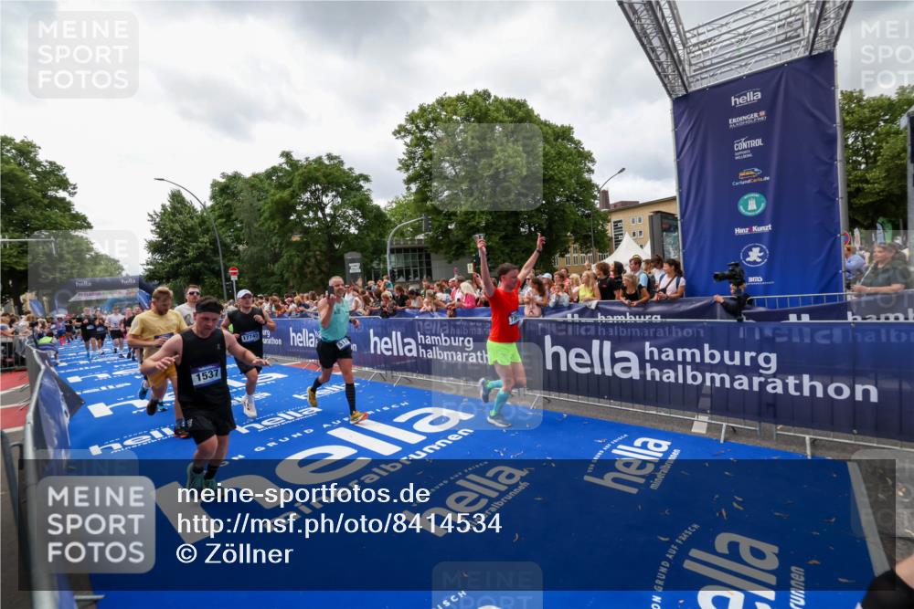 29.06.2025 - hella hamburg halbmarathon Zöllner http://msf.ph/oto/8414534 29.06.2025 10:48:28 Ziel 1537, 3747, 5129, 5362, 5528, 6081, 6923, 7367, 8216, 9262, 11451, 12549, 12840, 13962, 14990, 17745, 17855, 17982, 18790, 18923 meine-sportfotos.de