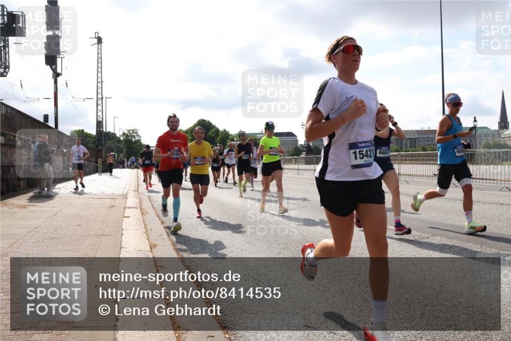 29.06.2025 - hella hamburg halbmarathon Lena Gebhardt http://msf.ph/oto/8414535 29.06.2025 09:50:45 Lombardsbrücke 555, 1128, 5752, 15421, 6687, 668, 1209, 1358, 1441, 1677, 1688, 1697, 1700, 1882, 2546, 2568, 2675, 2719, 2826, 3056, 3626, 3947, 4205, 4229, 4380, 4398, 4823, 4893, 5026, 5087, 5472, 5506, 5508, 5745, 5752, 5791, 5803, 5916, 6080, 6429, 6458, 6529, 6639, 6649, 6686, 6687, 7026, 7110, 7635, 8091, 8450, 8574, 8958, 9017, 9116, 9365, 9380, 10064, 10218, 10783, 10922, 11281, 11284, 11305, 11379, 13725 meine-sportfotos.de