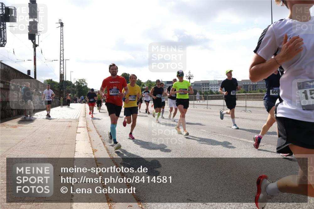 29.06.2025 - hella hamburg halbmarathon Lena Gebhardt http://msf.ph/oto/8414581 29.06.2025 09:50:45 Lombardsbrücke 14555, 11284, 668, 15, 1209, 1358, 1441, 1677, 1688, 1697, 1700, 1882, 2546, 2568, 2675, 2719, 2826, 3056, 3626, 3947, 4205, 4229, 4380, 4398, 4823, 4893, 5026, 5087, 5472, 5506, 5508, 5745, 5752, 5791, 5803, 5916, 6080, 6429, 6458, 6529, 6639, 6649, 6686, 6687, 7026, 7110, 7635, 8091, 8450, 8574, 8958, 9017, 9116, 9365, 9380, 10064, 10218, 10783, 10922, 11281, 11284, 11305, 11379, 13725 meine-sportfotos.de