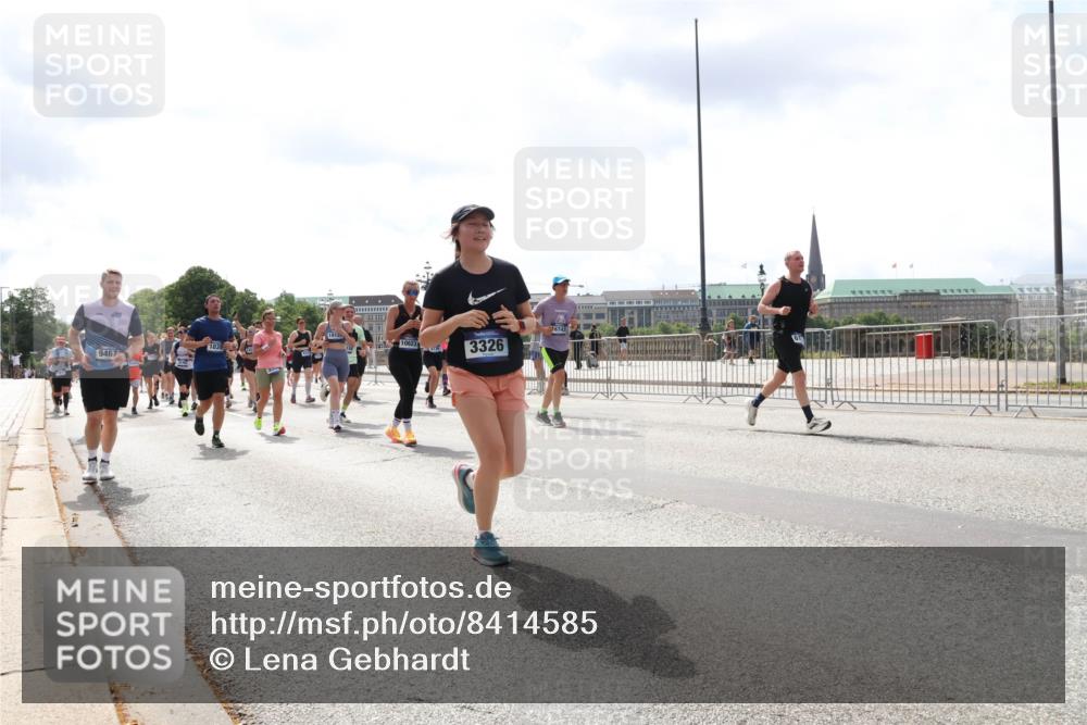 29.06.2025 - hella hamburg halbmarathon Lena Gebhardt http://msf.ph/oto/8414585 29.06.2025 10:42:09 Lombardsbrücke 1813, 1039, 10623, 9467, 3326, 1039, 1150, 1360, 1624, 1648, 1712, 1752, 1929, 1957, 2069, 2145, 2523, 2974, 3276, 3326, 3459, 3460, 3568, 3605, 4329, 4353, 4541, 4735, 4736, 4787, 4885, 4891, 4892, 5419, 5432, 5671, 5810, 6136, 6137, 6153, 6320, 6430, 6436, 6618, 6828, 6837, 6846, 6917, 7260, 7357, 7477, 7557, 7666, 7955, 7968, 8014, 8300, 8301, 8443, 8459, 8525, 8526, 8712, 8897, 8908, 9008, 9223, 9370, 9467, 9588, 10027, 10532, 10623 meine-sportfotos.de