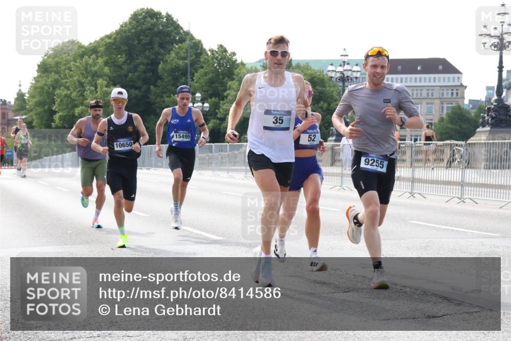 29.06.2025 - hella hamburg halbmarathon Lena Gebhardt http://msf.ph/oto/8414586 29.06.2025 09:40:05 Lombardsbrücke 15495, 10650, 35, 52, 9255, 35, 51, 52, 53, 2144, 2659, 3720, 6380, 9255, 10650, 11342, 11678, 14717, 14933, 15495, 16120, 17402, 18848, 19075, 19108 meine-sportfotos.de