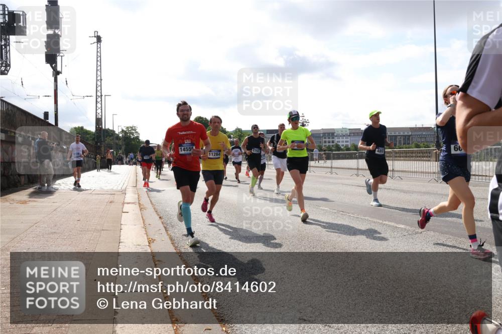 29.06.2025 - hella hamburg halbmarathon Lena Gebhardt http://msf.ph/oto/8414602 29.06.2025 09:50:45 Lombardsbrücke 14555, 5752, 11284, 489, 66, 1209, 1358, 1441, 1677, 1688, 1697, 1700, 1882, 2546, 2568, 2675, 2719, 2826, 3056, 3626, 3947, 4205, 4229, 4380, 4398, 4823, 4893, 5026, 5087, 5472, 5506, 5508, 5745, 5752, 5791, 5803, 5916, 6080, 6429, 6458, 6529, 6639, 6649, 6686, 6687, 7026, 7110, 7635, 8091, 8450, 8574, 8958, 9017, 9116, 9365, 9380, 10064, 10218, 10783, 10922, 11281, 11284, 11305, 11379, 13725 meine-sportfotos.de