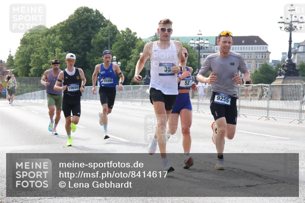 29.06.2025 - hella hamburg halbmarathon Lena Gebhardt http://msf.ph/oto/8414617 29.06.2025 09:40:05 Lombardsbrücke 15495, 10650, 35, 52, 9255, 35, 51, 52, 53, 2144, 2659, 3720, 6380, 9255, 10650, 11342, 11678, 14717, 14933, 15495, 16120, 17402, 18848, 19075, 19108 meine-sportfotos.de