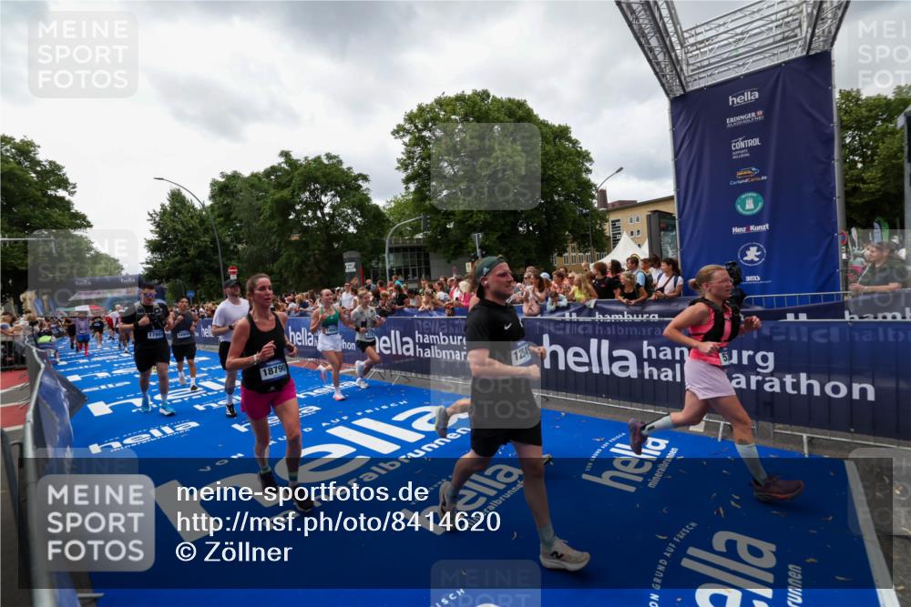 29.06.2025 - hella hamburg halbmarathon Zöllner http://msf.ph/oto/8414620 29.06.2025 10:48:32 Ziel 3747, 5362, 6081, 9262, 10000, 10860, 11451, 12149, 12549, 12690, 12840, 13962, 14033, 14990, 15808, 15917, 17395, 17855, 18251, 18790, 18923 meine-sportfotos.de