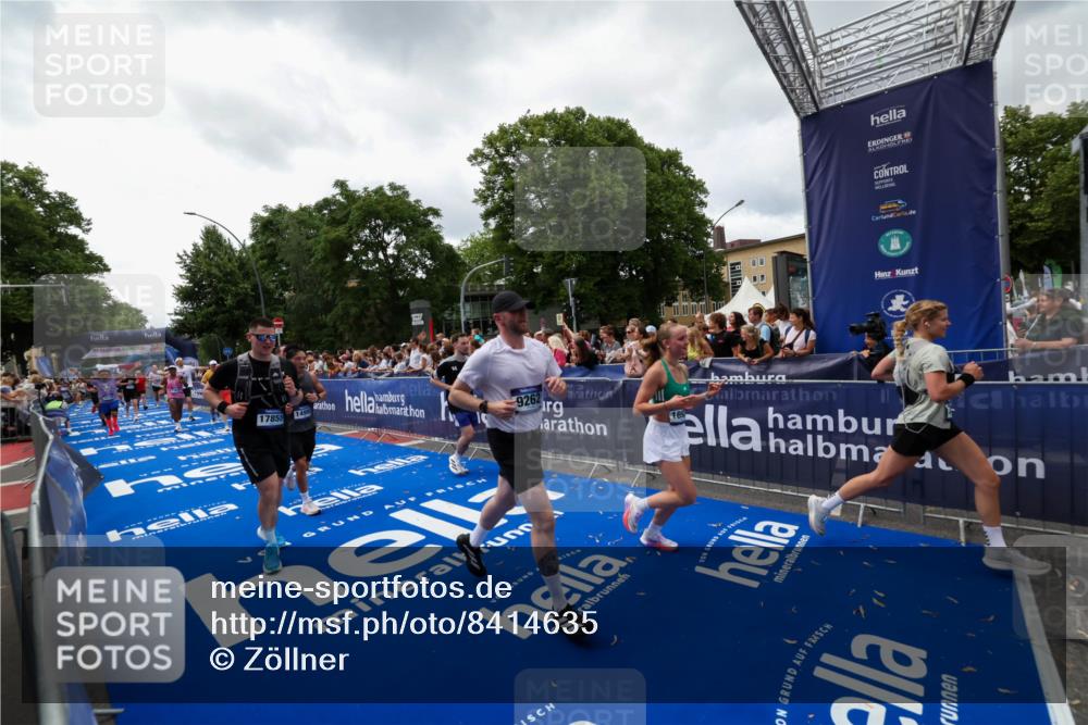 29.06.2025 - hella hamburg halbmarathon Zöllner http://msf.ph/oto/8414635 29.06.2025 10:48:33 Ziel 1163, 1176, 2213, 3747, 5362, 6081, 9262, 10000, 10860, 11451, 11579, 12149, 12549, 12690, 12840, 13962, 14033, 14990, 15808, 15917, 17395, 17855, 18251, 18790, 18815, 18923 meine-sportfotos.de