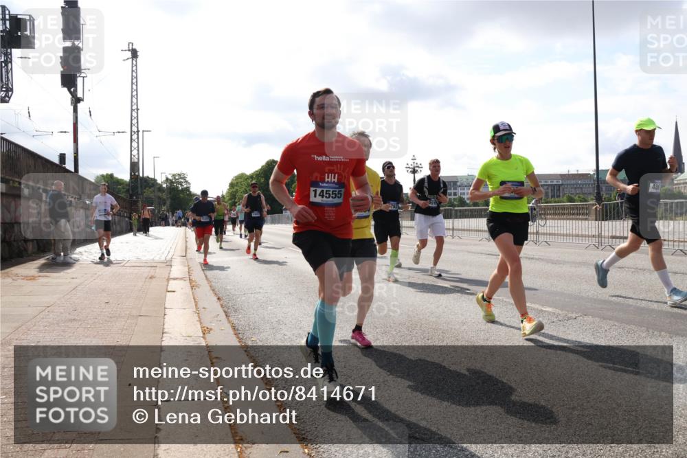 29.06.2025 - hella hamburg halbmarathon Lena Gebhardt http://msf.ph/oto/8414671 29.06.2025 09:50:46 Lombardsbrücke 14555, 485, 1209, 1358, 1441, 1677, 1688, 1697, 1700, 1882, 1962, 2546, 2568, 2675, 2719, 2826, 3056, 3626, 3947, 4205, 4229, 4380, 4398, 4823, 4893, 5026, 5087, 5472, 5506, 5508, 5745, 5752, 5791, 5803, 5916, 6080, 6429, 6458, 6529, 6639, 6649, 6686, 6687, 7026, 7110, 7116, 7635, 8091, 8450, 8574, 8958, 8966, 9017, 9116, 9365, 9380, 10064, 10218, 10783, 10922, 11281, 11284, 11305, 11379, 13725 meine-sportfotos.de