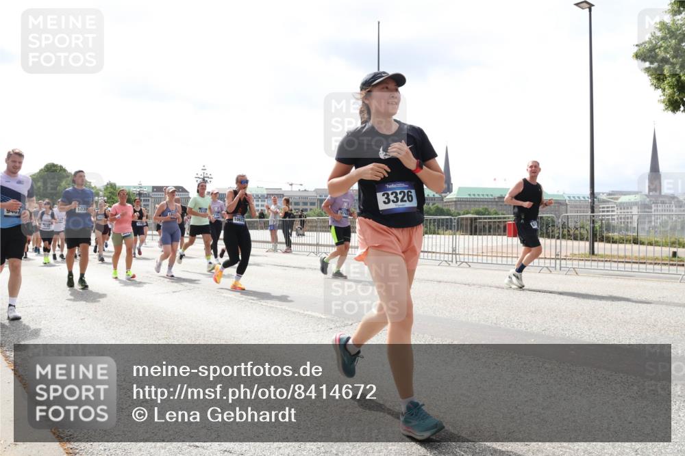 29.06.2025 - hella hamburg halbmarathon Lena Gebhardt http://msf.ph/oto/8414672 29.06.2025 10:42:10 Lombardsbrücke 1039, 1515, 9407, 10623, 3326, 1039, 1150, 1360, 1624, 1648, 1712, 1752, 1929, 1957, 2069, 2145, 2523, 2974, 3276, 3326, 3459, 3460, 3568, 3605, 4329, 4353, 4541, 4735, 4736, 4787, 4885, 4891, 4892, 5419, 5432, 5671, 5810, 6136, 6137, 6153, 6320, 6430, 6436, 6618, 6828, 6837, 6846, 6917, 7260, 7357, 7477, 7557, 7666, 7955, 8014, 8300, 8301, 8443, 8459, 8525, 8526, 8712, 8897, 8908, 9008, 9223, 9370, 9467, 9588, 9980, 10027, 10532, 10623 meine-sportfotos.de