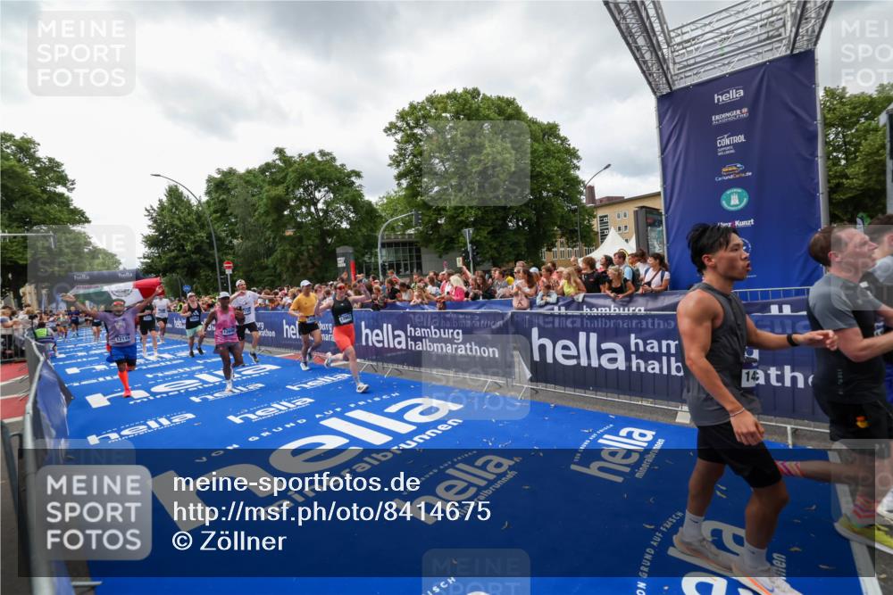 29.06.2025 - hella hamburg halbmarathon Zöllner http://msf.ph/oto/8414675 29.06.2025 10:48:35 Ziel 1163, 1176, 2213, 5421, 10000, 10860, 11451, 11579, 12149, 12690, 12840, 13962, 14033, 14990, 15573, 15808, 15917, 17395, 17855, 18251, 18815 meine-sportfotos.de