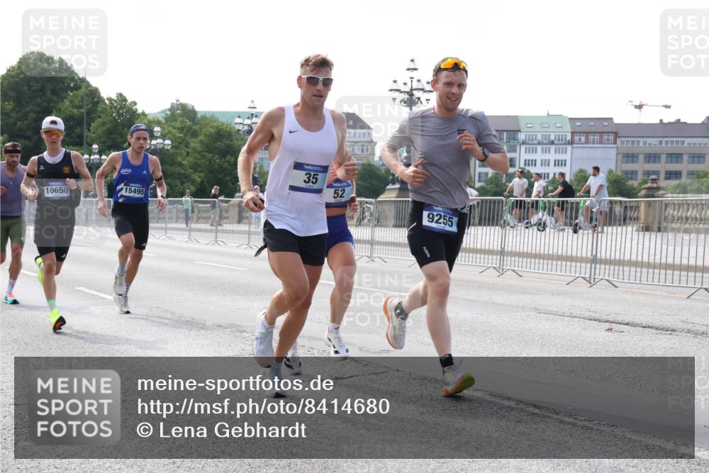 29.06.2025 - hella hamburg halbmarathon Lena Gebhardt http://msf.ph/oto/8414680 29.06.2025 09:40:05 Lombardsbrücke 10650, 15495, 35, 52, 9255, 35, 51, 52, 53, 2144, 2659, 3720, 6380, 9255, 10650, 11342, 11678, 14717, 14933, 15495, 16120, 17402, 18848, 19075, 19108 meine-sportfotos.de