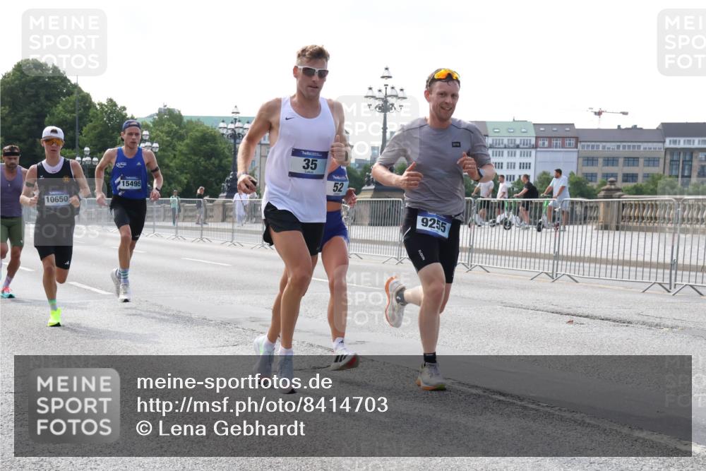 29.06.2025 - hella hamburg halbmarathon Lena Gebhardt http://msf.ph/oto/8414703 29.06.2025 09:40:05 Lombardsbrücke 15495, 10650, 35, 52, 9255, 35, 51, 52, 53, 2144, 2659, 3720, 6380, 9255, 10650, 11342, 11678, 14717, 14933, 15495, 16120, 17402, 18848, 19075, 19108 meine-sportfotos.de