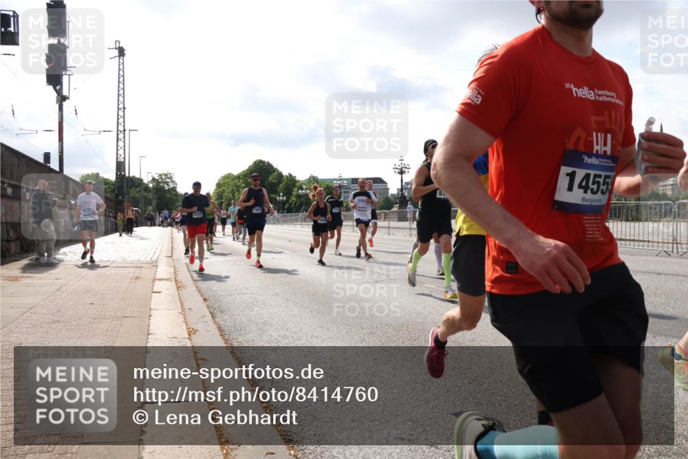 29.06.2025 - hella hamburg halbmarathon Lena Gebhardt http://msf.ph/oto/8414760 29.06.2025 09:50:46 Lombardsbrücke 7113, 1455, 1209, 1358, 1441, 1677, 1688, 1697, 1700, 1882, 1962, 2546, 2568, 2675, 2719, 2826, 3056, 3626, 3947, 4205, 4229, 4380, 4398, 4823, 4893, 5026, 5087, 5472, 5506, 5508, 5745, 5752, 5791, 5803, 5916, 6080, 6429, 6458, 6529, 6639, 6649, 6686, 6687, 7026, 7110, 7116, 7635, 8091, 8450, 8574, 8958, 8966, 9017, 9116, 9365, 9380, 10064, 10218, 10783, 10922, 11281, 11284, 11305, 11379, 13725 meine-sportfotos.de