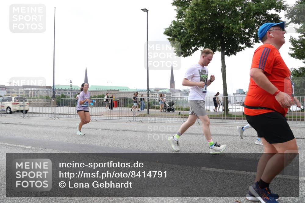 29.06.2025 - hella hamburg halbmarathon Lena Gebhardt http://msf.ph/oto/8414791 29.06.2025 10:51:27 Lombardsbrücke 16633, 1203, 1404, 1478, 1617, 1997, 2202, 2308, 2380, 2484, 2485, 2593, 2736, 2778, 3240, 3934, 3991, 4156, 4652, 4713, 4748, 4808, 4878, 4920, 5286, 5289, 5291, 5357, 5394, 5530, 5716, 5717, 6007, 6091, 6885, 6945, 6947, 6954, 6961, 7012, 7769, 7770, 7771, 7825, 7841, 7871, 7992, 8040, 8125, 8399, 8410, 8672, 9166, 9167, 9340, 9462, 9582, 9583, 9763, 10496, 10521, 11034, 11052, 11252, 11268, 11575, 11875 meine-sportfotos.de