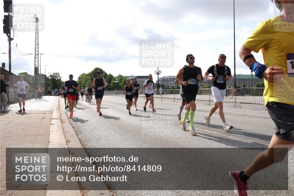 29.06.2025 - hella hamburg halbmarathon Lena Gebhardt http://msf.ph/oto/8414809 29.06.2025 09:50:47 Lombardsbrücke 5752, 5916, 110, 15420, 15297, 16599, 1, 1209, 1358, 1441, 1677, 1688, 1697, 1700, 1882, 1962, 2546, 2568, 2675, 2719, 2826, 3056, 3626, 3947, 4205, 4229, 4380, 4398, 4893, 5026, 5087, 5472, 5506, 5508, 5745, 5752, 5791, 5803, 5916, 6080, 6429, 6458, 6529, 6639, 6649, 6686, 6687, 7026, 7110, 7116, 7284, 7635, 8091, 8450, 8574, 8958, 8966, 9017, 9116, 9365, 9380, 10064, 10218, 10469, 10783, 10922, 11281, 11284, 11305, 11379 meine-sportfotos.de