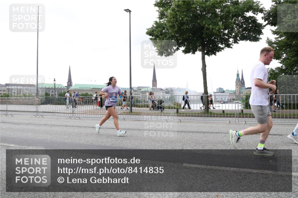 29.06.2025 - hella hamburg halbmarathon Lena Gebhardt http://msf.ph/oto/8414835 29.06.2025 10:51:27 Lombardsbrücke 16633, 1203, 1404, 1478, 1617, 1997, 2202, 2308, 2380, 2484, 2485, 2593, 2736, 2778, 3240, 3934, 3991, 4156, 4652, 4713, 4748, 4808, 4878, 4920, 5286, 5289, 5291, 5357, 5394, 5530, 5716, 5717, 6007, 6091, 6885, 6945, 6947, 6954, 6961, 7012, 7769, 7770, 7771, 7825, 7841, 7871, 7992, 8040, 8125, 8399, 8410, 8672, 9166, 9167, 9340, 9462, 9582, 9583, 9763, 10496, 10521, 11034, 11052, 11252, 11268, 11575, 11875 meine-sportfotos.de