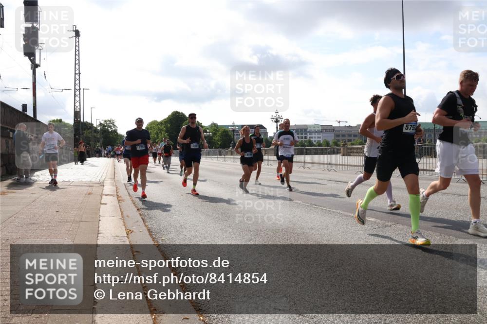 29.06.2025 - hella hamburg halbmarathon Lena Gebhardt http://msf.ph/oto/8414854 29.06.2025 09:50:47 Lombardsbrücke 15297, 13897, 16599, 7110, 575, 1209, 1358, 1441, 1677, 1688, 1697, 1700, 1882, 1962, 2546, 2568, 2675, 2719, 2826, 3056, 3626, 3947, 4205, 4229, 4380, 4398, 4893, 5026, 5087, 5472, 5506, 5508, 5745, 5752, 5791, 5803, 5916, 6080, 6429, 6458, 6529, 6639, 6649, 6686, 6687, 7026, 7110, 7116, 7284, 7635, 8091, 8450, 8574, 8958, 8966, 9017, 9116, 9365, 9380, 10064, 10218, 10469, 10783, 10922, 11281, 11284, 11305, 11379 meine-sportfotos.de