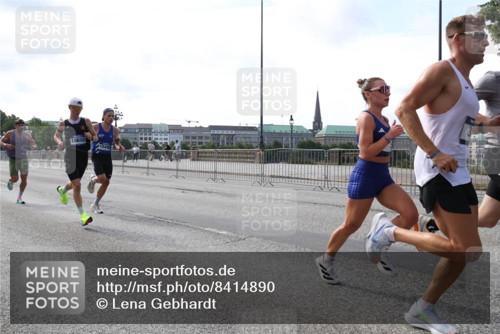 29.06.2025 - hella hamburg halbmarathon Lena Gebhardt http://msf.ph/oto/8414890 29.06.2025 09:40:07 Lombardsbrücke 10650, 15495, 3, 34, 35, 51, 52, 53, 54, 2144, 2659, 3720, 6380, 9255, 10650, 11342, 11678, 12678, 14717, 14933, 15495, 16120, 16245, 17402, 19075, 19108 meine-sportfotos.de