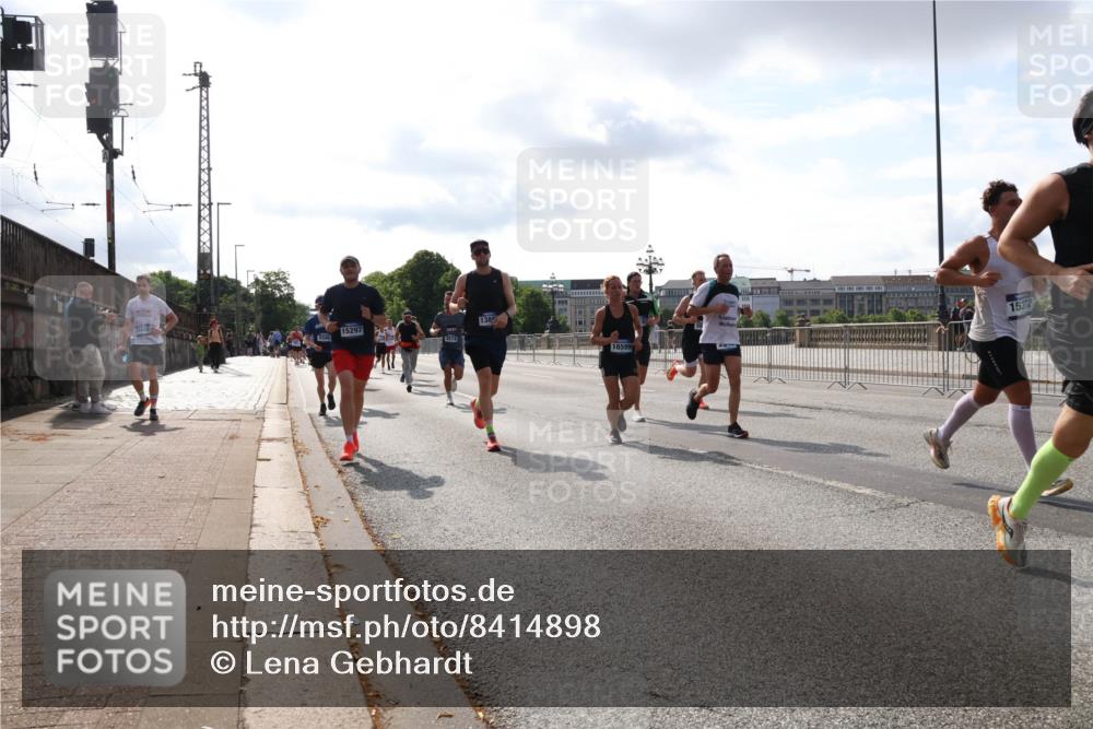 29.06.2025 - hella hamburg halbmarathon Lena Gebhardt http://msf.ph/oto/8414898 29.06.2025 09:50:48 Lombardsbrücke 15297, 8574, 1380, 16599, 15372, 1209, 1358, 1441, 1677, 1688, 1697, 1700, 1882, 1962, 2546, 2568, 2675, 2719, 2826, 3056, 3626, 3947, 4205, 4229, 4380, 4398, 4893, 5026, 5087, 5472, 5506, 5508, 5745, 5752, 5791, 5803, 5916, 6080, 6429, 6458, 6529, 6639, 6649, 6686, 6687, 7026, 7110, 7116, 7284, 7635, 8091, 8122, 8450, 8574, 8958, 8966, 9017, 9116, 9365, 9380, 9833, 10064, 10193, 10218, 10469, 10783, 10922, 11281, 11284, 11305, 11379 meine-sportfotos.de