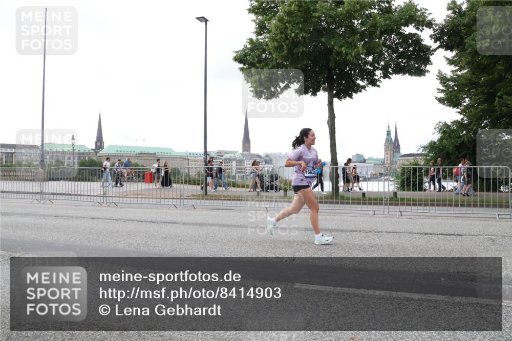 29.06.2025 - hella hamburg halbmarathon Lena Gebhardt http://msf.ph/oto/8414903 29.06.2025 10:51:28 Lombardsbrücke 16633, 1203, 1404, 1478, 1617, 1997, 2202, 2308, 2380, 2484, 2485, 2593, 2736, 2778, 3240, 3934, 3991, 4156, 4652, 4713, 4748, 4808, 4878, 4920, 5286, 5289, 5291, 5357, 5394, 5530, 5716, 5717, 6007, 6091, 6885, 6945, 6947, 6954, 6961, 7012, 7769, 7770, 7771, 7841, 7871, 7992, 8040, 8125, 8399, 8410, 8672, 9166, 9167, 9340, 9462, 9582, 9583, 9763, 10496, 10521, 10830, 11034, 11052, 11252, 11268, 11575, 11875 meine-sportfotos.de