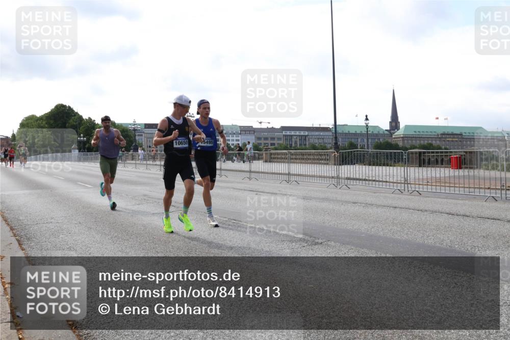 29.06.2025 - hella hamburg halbmarathon Lena Gebhardt http://msf.ph/oto/8414913 29.06.2025 09:40:07 Lombardsbrücke 10650, 5495, 34, 35, 51, 52, 53, 54, 2144, 2659, 3720, 6380, 9255, 10650, 11342, 11678, 12678, 14717, 14933, 15495, 16120, 16245, 17402, 19075, 19108 meine-sportfotos.de