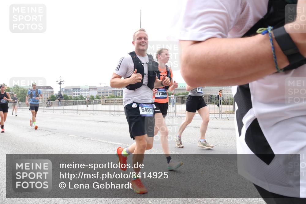 29.06.2025 - hella hamburg halbmarathon Lena Gebhardt http://msf.ph/oto/8414925 29.06.2025 10:26:07 Lombardsbrücke 17369, 118, 12945, 5497, 1305, 1479, 1481, 3343, 3617, 3765, 4267, 4268, 4315, 4378, 4797, 5497, 6159, 6663, 8276, 8306, 8357, 8674, 8881, 8942, 10104, 10219, 11107, 11139, 11596, 11699, 11828, 11859, 12074, 12505, 12826, 12827, 12838, 12945, 12946, 13653, 14063, 14179, 14223, 14356, 14726, 14936, 16289, 16354, 16381, 16927, 17369, 17712, 19144 meine-sportfotos.de