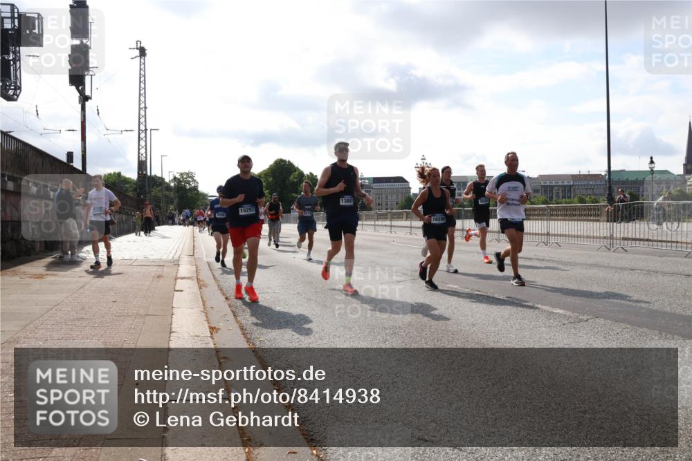 29.06.2025 - hella hamburg halbmarathon Lena Gebhardt http://msf.ph/oto/8414938 29.06.2025 09:50:48 Lombardsbrücke 15420, 15297, 5506, 8574, 13897, 16599, 5026, 1209, 1358, 1441, 1677, 1688, 1697, 1700, 1882, 1962, 2546, 2568, 2675, 2719, 2826, 3056, 3626, 3947, 4205, 4229, 4380, 4398, 4893, 5026, 5087, 5472, 5506, 5508, 5745, 5752, 5791, 5803, 5916, 6080, 6429, 6458, 6529, 6639, 6649, 6686, 6687, 7026, 7110, 7116, 7284, 7635, 8091, 8122, 8450, 8574, 8958, 8966, 9017, 9116, 9365, 9380, 9833, 10064, 10193, 10218, 10469, 10783, 10922, 11281, 11284, 11305, 11379 meine-sportfotos.de