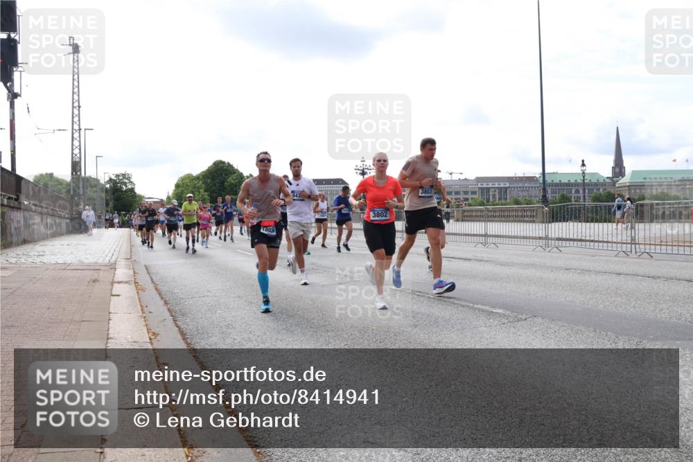 29.06.2025 - hella hamburg halbmarathon Lena Gebhardt http://msf.ph/oto/8414941 29.06.2025 10:17:29 Lombardsbrücke 1803, 843, 3802, 3803, 1015, 1083, 1137, 1204, 1274, 1298, 1348, 1356, 1458, 1477, 1553, 1749, 1795, 2094, 2259, 2305, 2548, 2860, 2908, 3210, 3292, 3464, 3466, 3622, 3802, 3803, 4194, 4218, 4852, 5002, 5023, 5390, 5929, 5930, 5995, 6126, 6128, 6254, 6336, 6352, 6520, 6522, 6786, 7011, 7258, 7291, 7345, 7410, 7413, 7445, 7566, 7647, 7844, 7945, 8144, 8210, 8253, 8309, 8351, 8433, 8558, 8895, 8983, 9152, 9259, 9400, 9848 meine-sportfotos.de