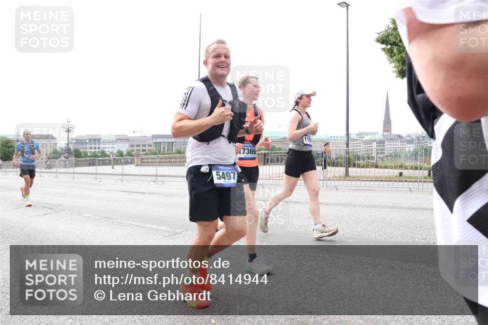 29.06.2025 - hella hamburg halbmarathon Lena Gebhardt http://msf.ph/oto/8414944 29.06.2025 10:26:07 Lombardsbrücke 5497, 7369, 118, 1305, 1479, 1481, 3343, 3617, 3765, 4267, 4268, 4315, 4378, 4797, 5497, 6159, 6663, 8276, 8306, 8357, 8674, 8881, 8942, 10104, 10219, 11107, 11139, 11596, 11699, 11828, 11859, 12074, 12505, 12826, 12827, 12838, 12945, 12946, 13653, 14063, 14179, 14223, 14356, 14726, 14936, 16289, 16354, 16381, 16927, 17369, 17712, 19144 meine-sportfotos.de