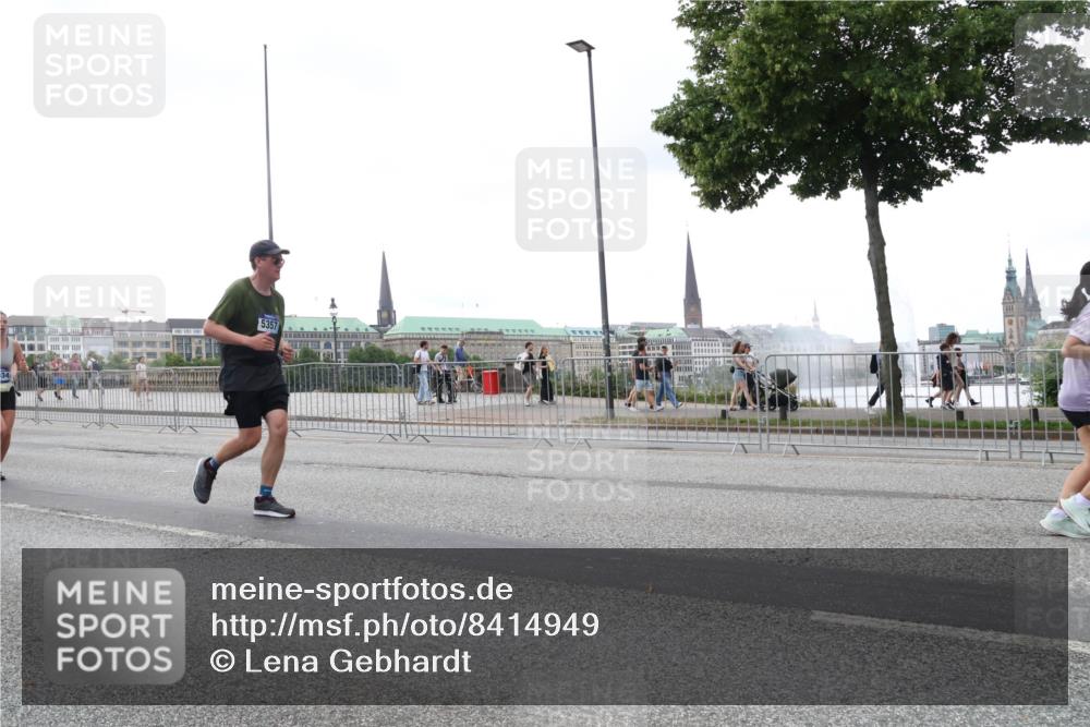 29.06.2025 - hella hamburg halbmarathon Lena Gebhardt http://msf.ph/oto/8414949 29.06.2025 10:51:29 Lombardsbrücke 5357, 1203, 1404, 1478, 1617, 1997, 2202, 2308, 2380, 2484, 2485, 2593, 2736, 2778, 3240, 3934, 3991, 4156, 4652, 4713, 4748, 4808, 4878, 4920, 5286, 5289, 5291, 5357, 5394, 5530, 5716, 5717, 6007, 6091, 6885, 6945, 6947, 6954, 6961, 7012, 7769, 7770, 7771, 7841, 7871, 7992, 8040, 8125, 8399, 8410, 8672, 9166, 9167, 9340, 9462, 9582, 9583, 9763, 10496, 10521, 10830, 11034, 11052, 11252, 11268, 11575, 11875 meine-sportfotos.de