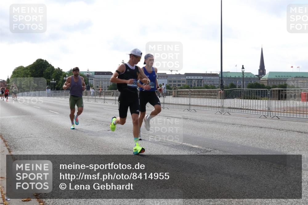 29.06.2025 - hella hamburg halbmarathon Lena Gebhardt http://msf.ph/oto/8414955 29.06.2025 09:40:07 Lombardsbrücke 650, 495, 34, 35, 51, 52, 53, 54, 2144, 2659, 3720, 6380, 9255, 10650, 11342, 11678, 12678, 14717, 14933, 15495, 16120, 16245, 17402, 19075, 19108 meine-sportfotos.de