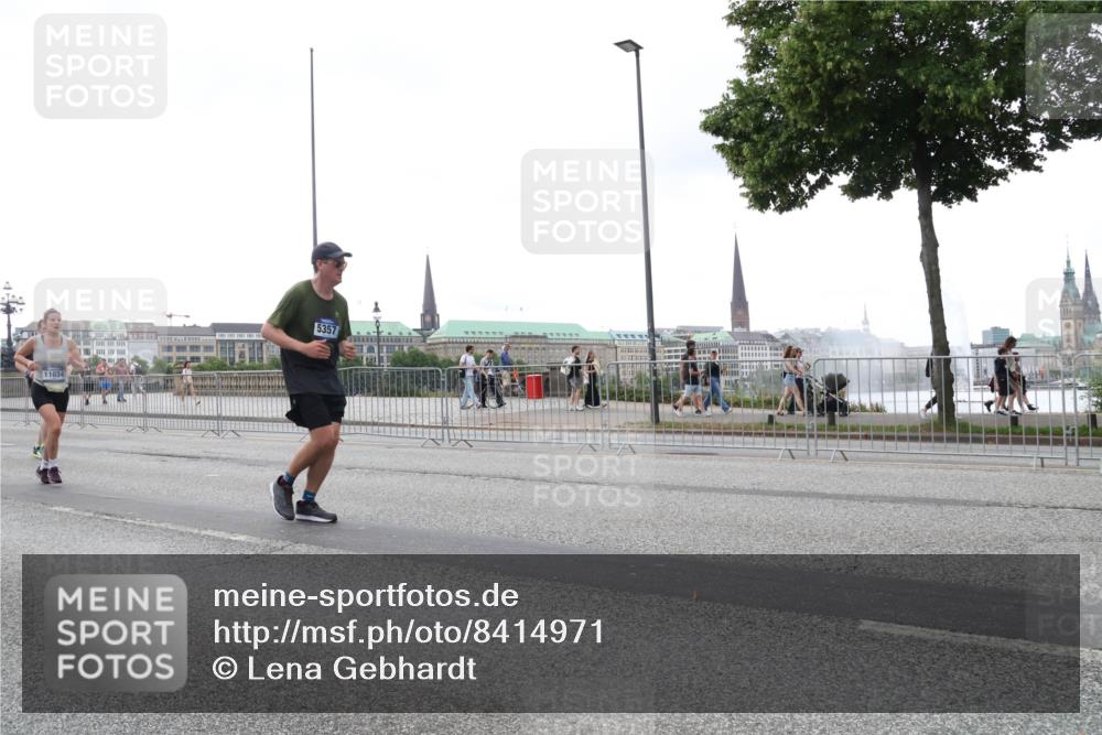 29.06.2025 - hella hamburg halbmarathon Lena Gebhardt http://msf.ph/oto/8414971 29.06.2025 10:51:29 Lombardsbrücke 11034, 5357, 1203, 1404, 1478, 1617, 1997, 2202, 2308, 2380, 2484, 2485, 2593, 2736, 2778, 3240, 3934, 3991, 4156, 4652, 4713, 4748, 4808, 4878, 4920, 5286, 5289, 5291, 5357, 5394, 5530, 5716, 5717, 6007, 6091, 6885, 6945, 6947, 6954, 6961, 7012, 7769, 7770, 7771, 7841, 7871, 7992, 8040, 8125, 8399, 8410, 8672, 9166, 9167, 9340, 9462, 9582, 9583, 9763, 10496, 10521, 10830, 11034, 11052, 11252, 11268, 11575, 11875 meine-sportfotos.de