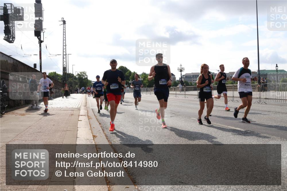 29.06.2025 - hella hamburg halbmarathon Lena Gebhardt http://msf.ph/oto/8414980 29.06.2025 09:50:48 Lombardsbrücke 13897, 15297, 5506, 8574, 16599, 1209, 1358, 1441, 1677, 1688, 1697, 1700, 1882, 1962, 2546, 2568, 2675, 2719, 2826, 3056, 3626, 3947, 4205, 4229, 4380, 4398, 4893, 5026, 5087, 5472, 5506, 5508, 5745, 5752, 5791, 5803, 5916, 6080, 6429, 6458, 6529, 6639, 6649, 6686, 6687, 7026, 7110, 7116, 7284, 7635, 8091, 8122, 8450, 8574, 8958, 8966, 9017, 9116, 9365, 9380, 9833, 10064, 10193, 10218, 10469, 10783, 10922, 11281, 11284, 11305, 11379 meine-sportfotos.de