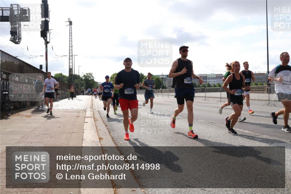 29.06.2025 - hella hamburg halbmarathon Lena Gebhardt http://msf.ph/oto/8414998 29.06.2025 09:50:48 Lombardsbrücke 1389, 420, 8574, 5506, 15297, 16599, 5026, 1209, 1358, 1441, 1677, 1688, 1697, 1700, 1882, 1962, 2546, 2568, 2675, 2719, 2826, 3056, 3626, 3947, 4205, 4229, 4380, 4398, 4893, 5026, 5087, 5472, 5506, 5508, 5745, 5752, 5791, 5803, 5916, 6080, 6429, 6458, 6529, 6639, 6649, 6686, 6687, 7026, 7110, 7116, 7284, 7635, 8091, 8122, 8450, 8574, 8958, 8966, 9017, 9116, 9365, 9380, 9833, 10064, 10193, 10218, 10469, 10783, 10922, 11281, 11284, 11305, 11379 meine-sportfotos.de